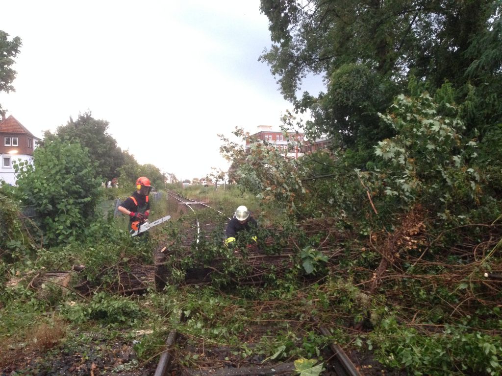 Unwetter trifft auf Weinheim – Bahnstrecke gesperrt – PKWs stark beschädigt.